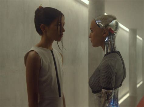 Ex Machina! Un thriller di fantascienza con un'ambientazione minimalista e una profonda analisi dell'intelligenza artificiale!